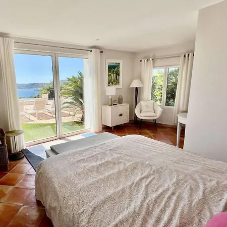 Pour 12 Personnes Avec Piscine, Jacuzzi An Hotel