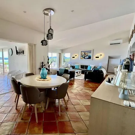 Pour 12 Personnes Avec Piscine, Jacuzzi An Hotel